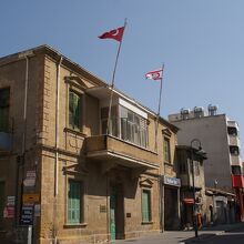 建物の屋上の手前にトルコの旗、奥に北キプロスの旗