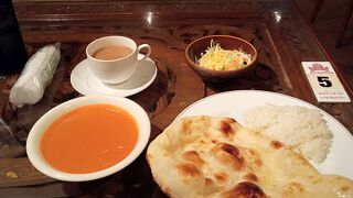 一流ホテルのシェフが提供するインドカレー。流氷カレーのような独創的なメニューもあります