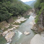 川の中の岩が黒くないから綺麗。駐車場から川の景色を見る為に長い下り階段です。