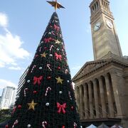 クリスマスシーズンは巨大なツリーと時計台の２ショット撮影が可能!