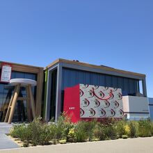 駐車場の横は春華堂の紙袋