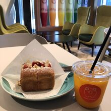 フルーツジェラートサンドキャラメルいちごと三ヶ日みかんジュ