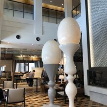 卵のオブジェがお出迎え