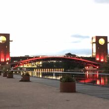 今はアレのせいで赤い。