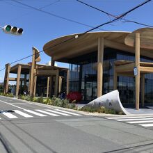 巨大なテーブルや椅子、赤いブタさんのオブジェ