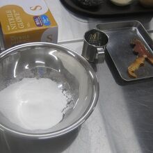 粉からお餅を作ります。右上がおつまみで頂けるサチェプ。