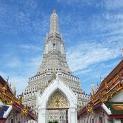 バンコクの青い空に、白い仏塔が映えるワットアルン 