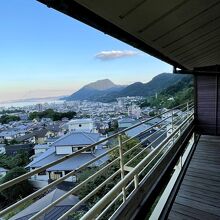 部屋からは別府の住宅街や海などが眺められ住んでいるかのよう