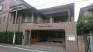 狭い敷地を有効利用している都会的な寺院の印象