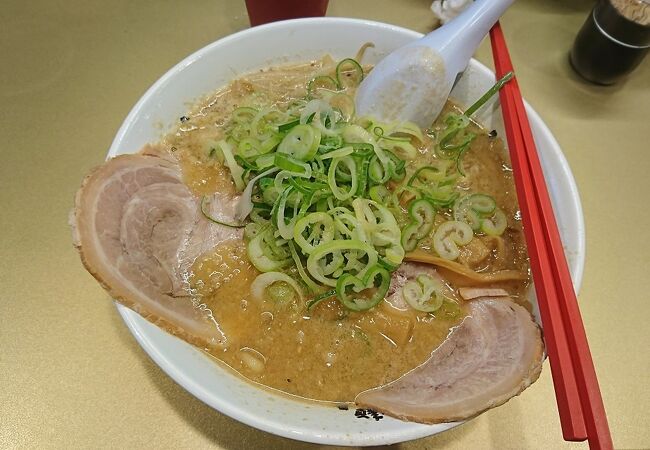 極太縮れ麺と背脂たっぷり豚骨味噌スープ