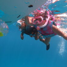 2人で手を繋いで