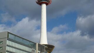 京都市郊外からでも、ひと際よく目立つ京都タワー