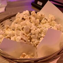 お通しとしてのポップコーンは　強制的に…４４０円。おかわり可