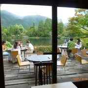 湖畔のカフェ