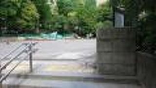 大名屋敷のあった場所を整備した歴史ある公園