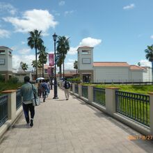 駐車場は通りの向こう。歩道橋で渡ります。