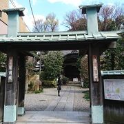 江戸時代中期の蘭学医・杉田玄白のお墓があります