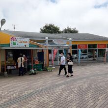 もう一方には、花屋さんや食事場所も入った棟も。