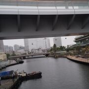 横浜市役所から桜木町駅を結ぶ連絡橋です