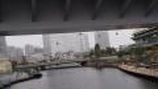 横浜市役所から桜木町駅を結ぶ連絡橋です