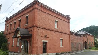 かつて銀行だった建物です