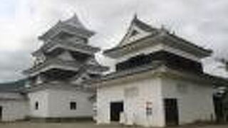 天守閣は再建、台所櫓、 高欄櫓は江戸時代からの建物です