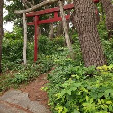 青森県道1号八戸階上線から、高岩神社への参道も兼ねた小道で。