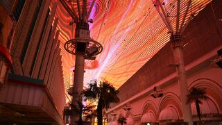 頭上には七色の電光