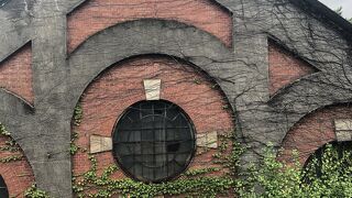 煉瓦作りのキレイな建物です。