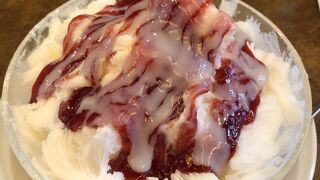 不思議な食感の苺ミルクかき氷。