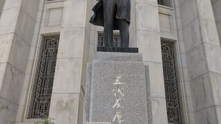 大阪証券取引所の格を高める立派な像