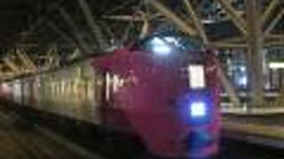 窓側を向いて座れる自由席があるハマナス編成