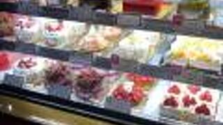 焼き菓子もケーキも美味しそう