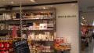 食品も雑貨も色々あります