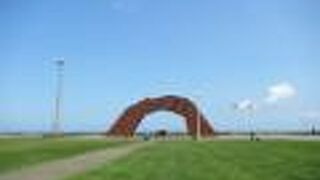 公園の広い駐車場のほか、灯台前にも駐車場