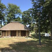 茅葺屋根の建物