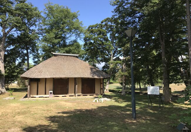 茅葺屋根の建物