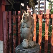 タヌキの像がユニークな神社