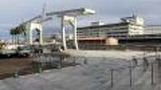 跳ね橋を渡ったところにある広場。