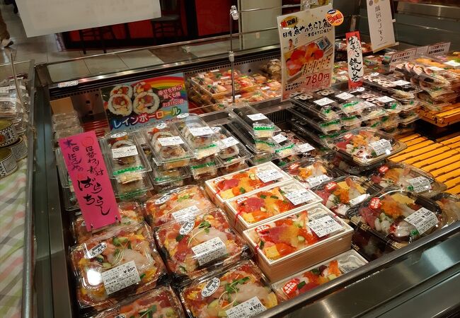 鮮魚や水産物加工品以外には、種類も彩りも豊富な寿司弁当がお勧め