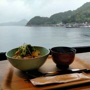 伊根湾の海に面した舟屋風のおしゃれなカフェ