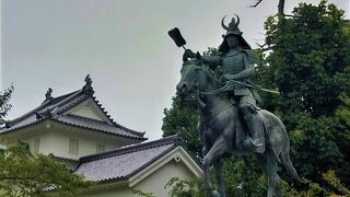 迫力ある銅像！