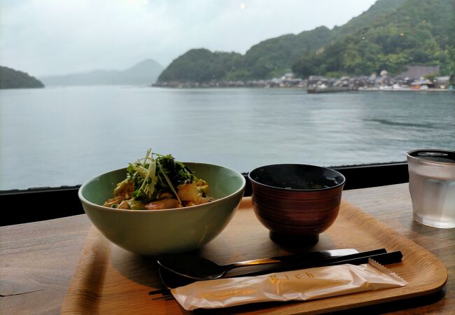 伊根湾の海に面した舟屋風のおしゃれなカフェ