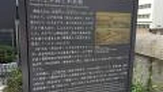 川沿いに案内板があります