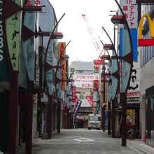 マクドナルドがある脇道も上野中通り商店街です