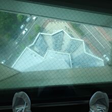 ガラスの床　真下が丸見えー！！！