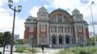 赤煉瓦造りの公会堂