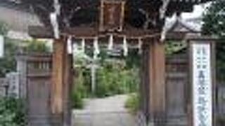 勝海舟の像があります。