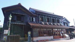 豪邸という表現では表現しきれないお屋敷です