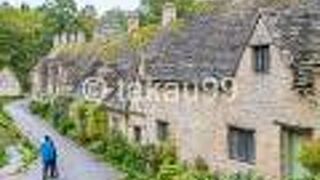 ここ「バイブリー アーリントンロウ（Bibury Arlington Row）」が一番写真写りがいい風景ですね。